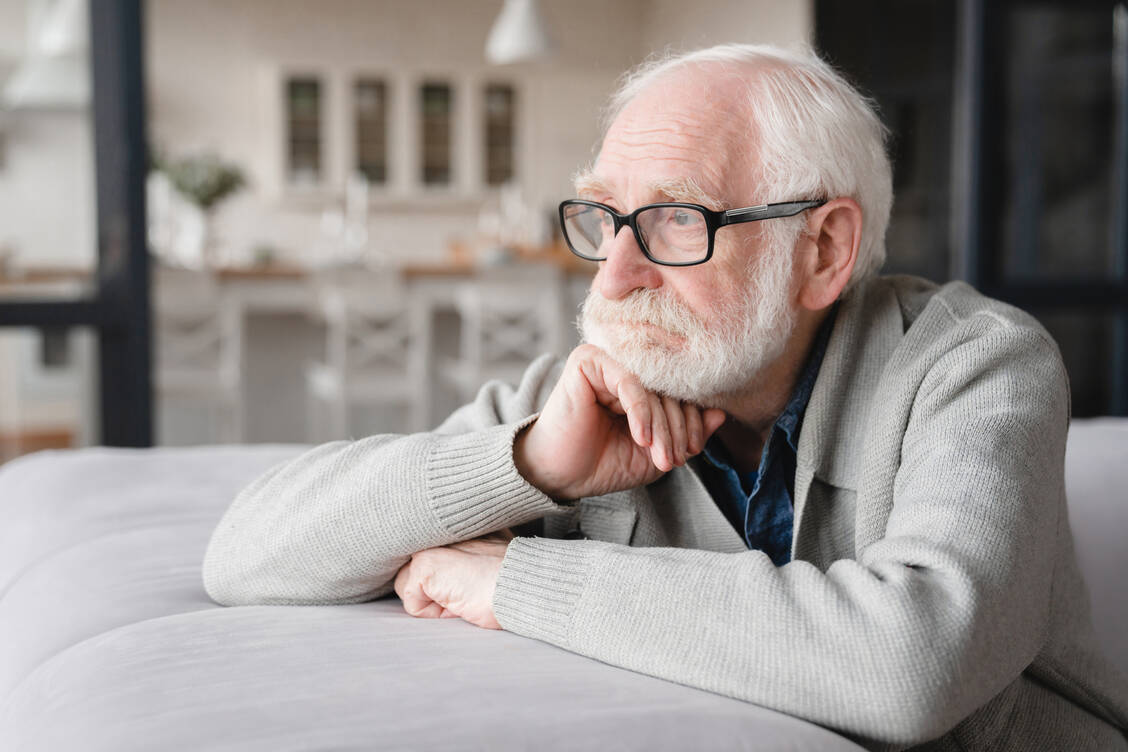 Viele Menschen mit Demenz leiden auch unter einer Depression. Antidepressiva scheinen zur Therapie nicht in jedem Fall die richtige Lösung zu sein. / Foto: Adobe Stock/InsideCreativeHouse