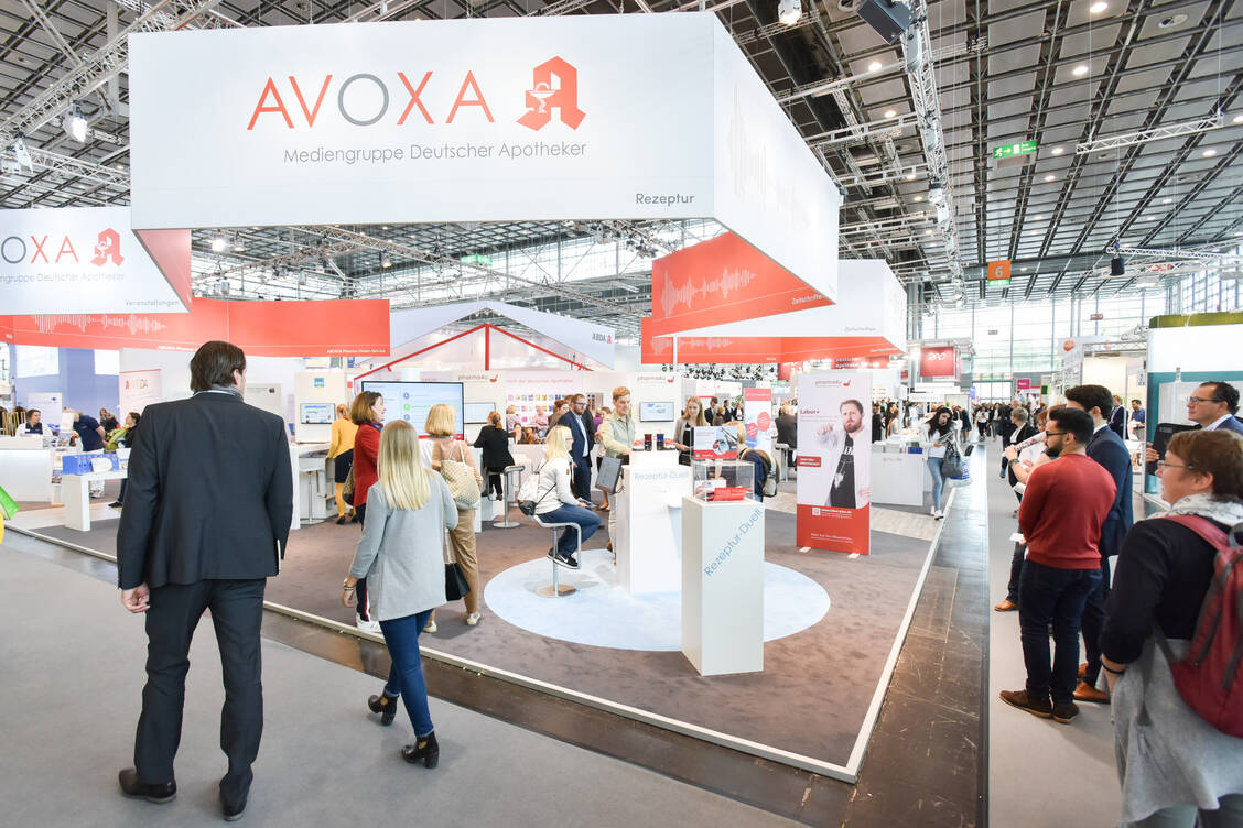 Auch die Avoxa – Mediengruppe Deutscher Apotheker ist wieder mit einem großen Stand vertreten, die die vielen Dienstleistungen des apothekereigenen Unternehmens präsentiert. / Foto: Expopharm/Oliver Wachenfeld