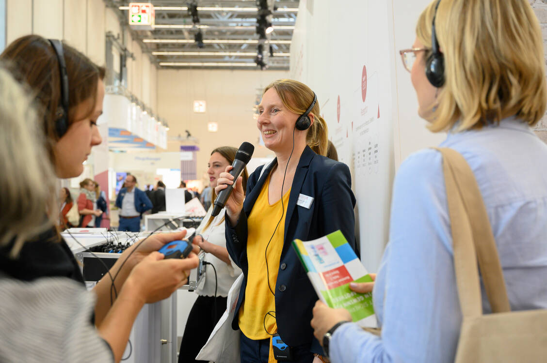 Soundcheck: Über Kopfhörer erhielten die Teilnehmer während des Rundgangs alle wichtigen Informationen von Dr. Stefanie Mehlhorn und Dr. Michael Hörnig. / Foto: flickr/expopharm