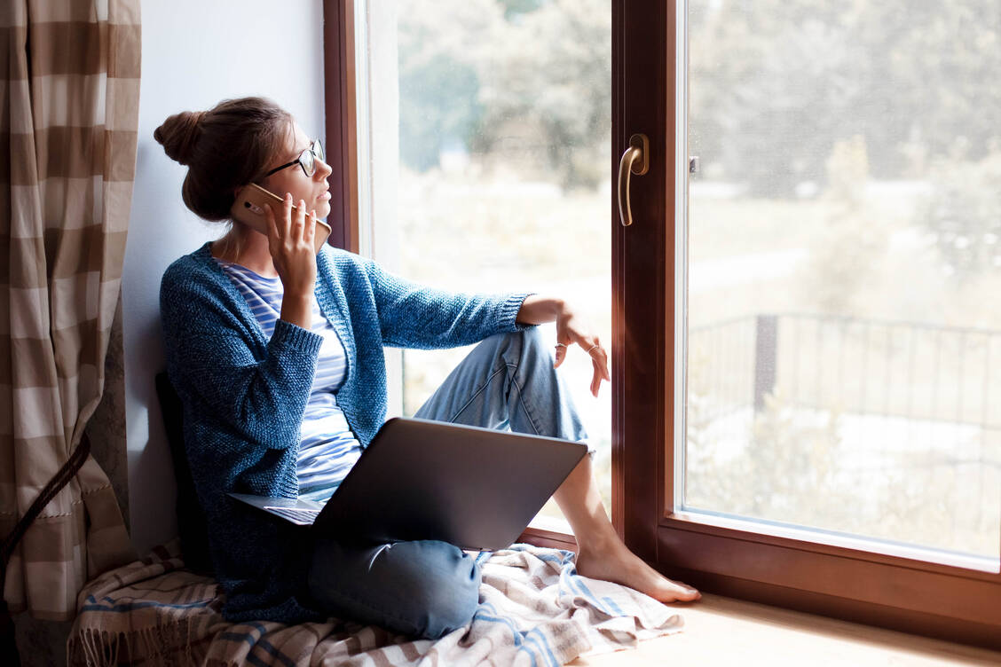Die Hälfte der Deutschen machen sich Sorgen über Handystrahlung. Nicht mal ein Viertel denkt dagegen an Radon, das zweithäufigste Ursache für Lungenkrebs ist.  / Foto: Adobe Stock/Marina Andrejchenko
