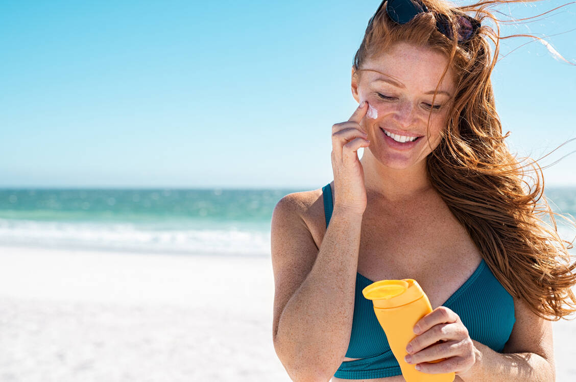 Sonnenschutz ist wichtig, um sich vor Hautkrebs zu schützen. Wie gut im Handel erhältliche Sonnenschutzmittel tatsächlich sind, hat Stiftung Warentest untersucht. / Foto: Adobe Stock/Rido
