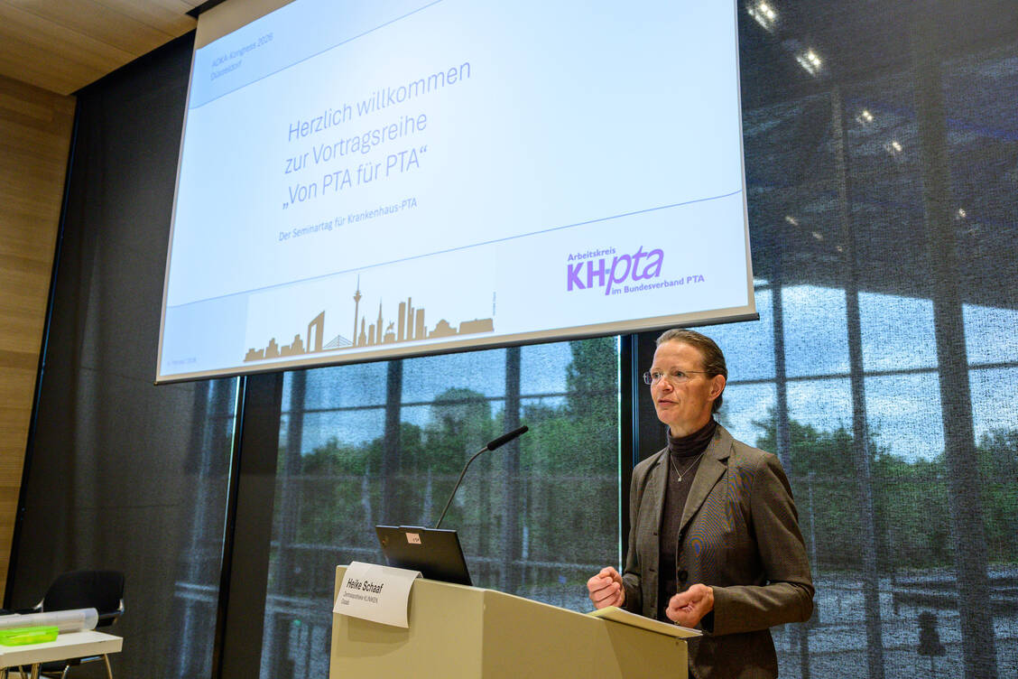 Heike Schaaf von den Kliniken Ostalb führte die Teilnehmer durch die Seminare für PTA. / © Avoxa/Matthias Merz