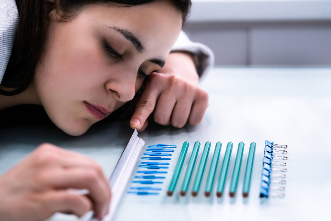 Bei einer Zwangsstörung können bestimmte, einmal begonnene Überlegungen, Vorstellungen oder Handlungen nicht mehr angemessen gesteuert oder beendet werden. / Foto: Getty Images/AndreyPopov