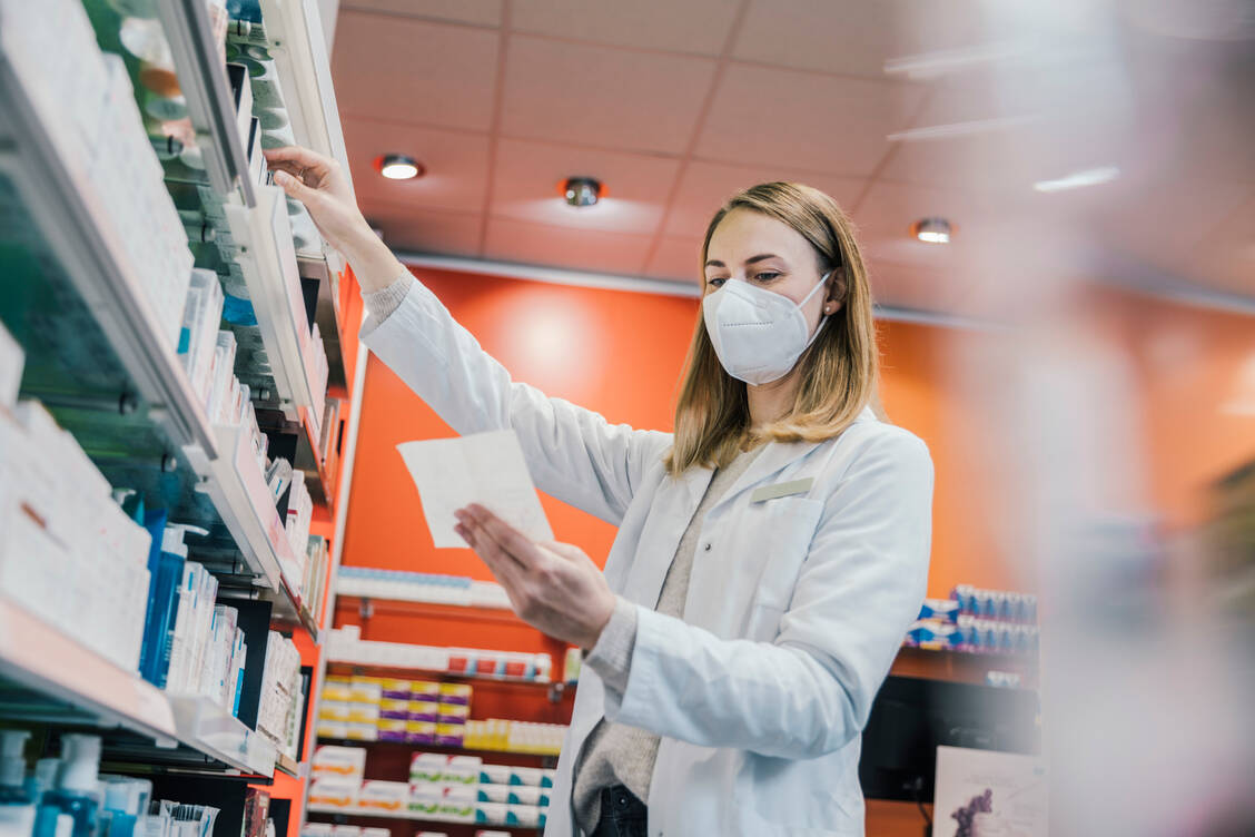 Mit einer Maske können Apothekenmitarbeiter sich weiterhin effektiv vor einer Ansteckung mit dem Coronavirus schützen. / Foto: Getty Images/Westend61