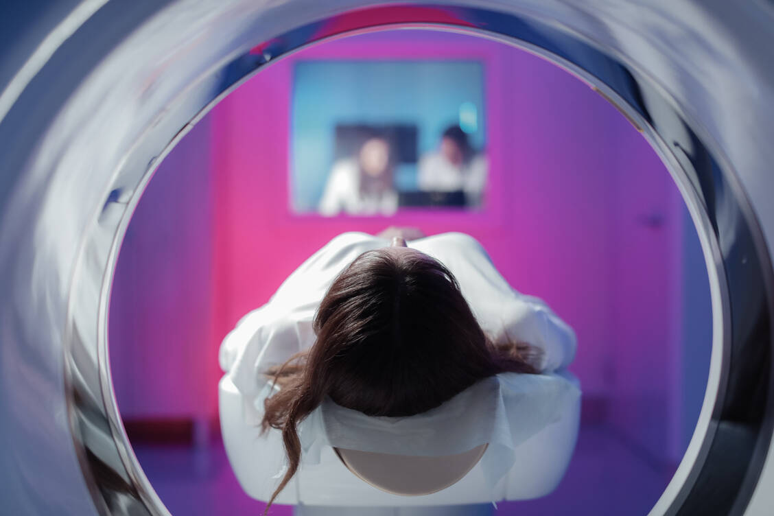MRT-Bilder zeigen: Das Gehirn der Menschen ist in den letzten Jahrzehnten immer größer geworden. Forschende vermuten hier einen Zusammenhang mit dem Alzheimer-Risiko. / Foto: Adobe Stock/Sergej Ulanow