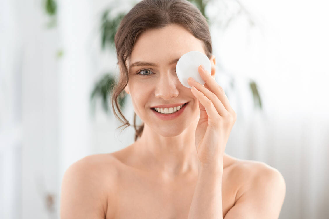 Die Haut rund ums Auge ist extrem dünn und damit sehr empfindlich. Augenkosmetik sollte daher reizarm und ohne »Kriechstoffe« sein.   / Foto: Adobe Stock/ Prostock-studio