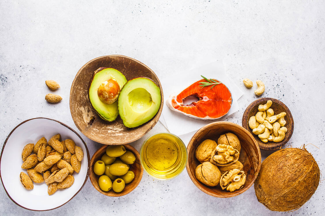 Ungesättigte Fettsäuren sind reichlich in vielen pflanzlichen Lebensmitteln und Ölen enthalten, etwa in Olivenöl, Nüssen, Avocados, aber auch in  fettem Seefisch. / Foto: Adobe Stock/vaaseenaa