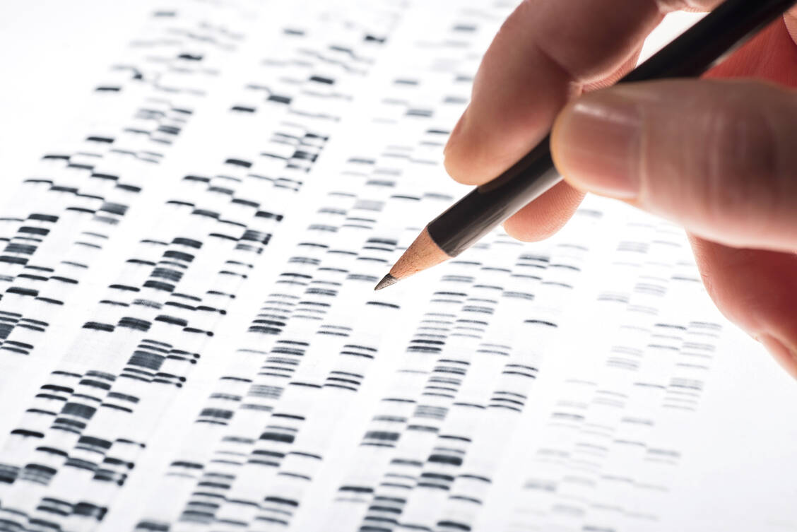 Eine Tumortherapie soll möglichst auch auf die genetische Konstellation des Betroffenen abgestimmt werden. / Foto: Fotolia/Eisenhans