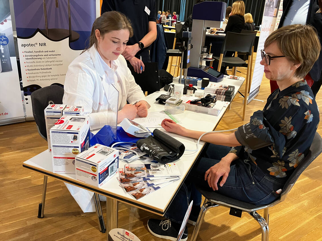 PTA als hochqualifizierte Fachkräfte können auf der diesjährigen Expopharm zeigen, wie breit sie mit ihrem Wissen aufgestellt sind. / Foto: PZ/Daniela Hüttemann