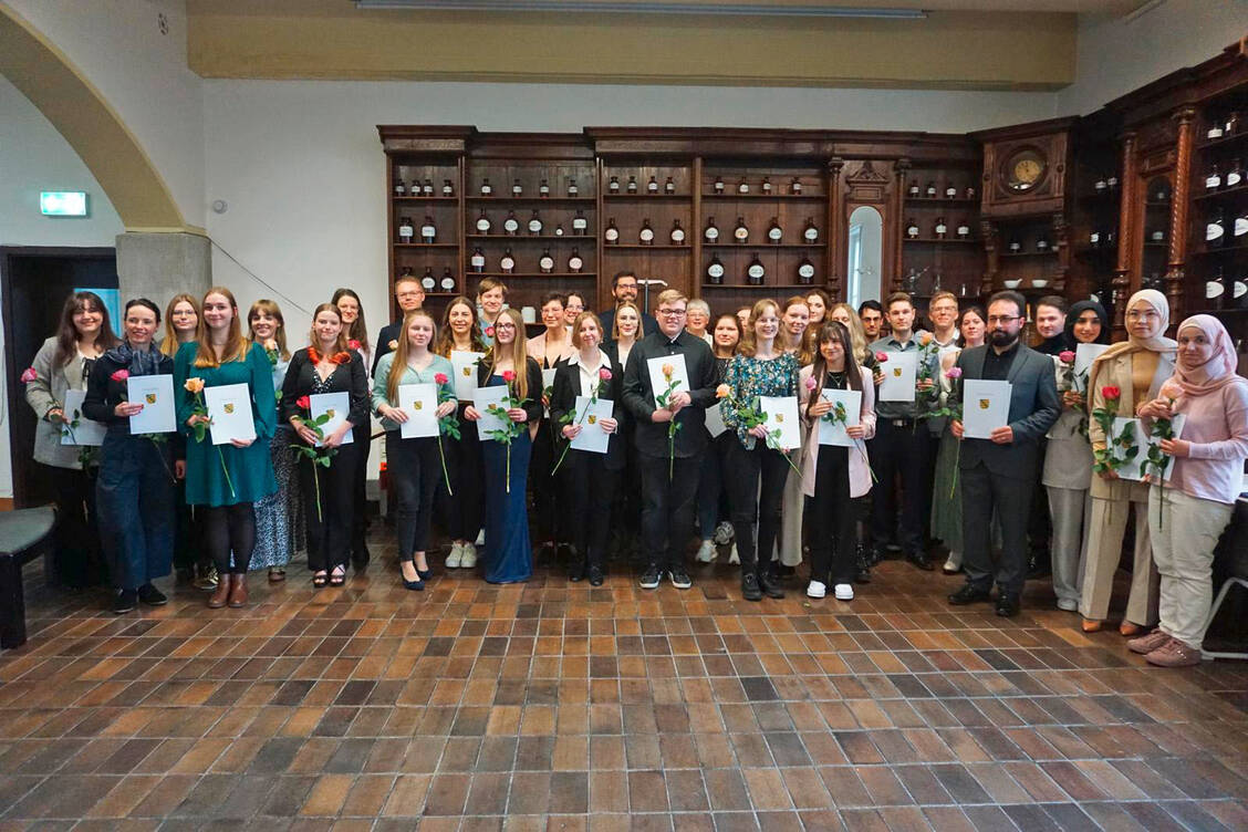 36 Schülerinnen und Schüler der Ruth-Pfau-Schule Leipzig konnten im März ihre Abschlusszeugnisse entgegennehmen. / Foto: Anne Windt