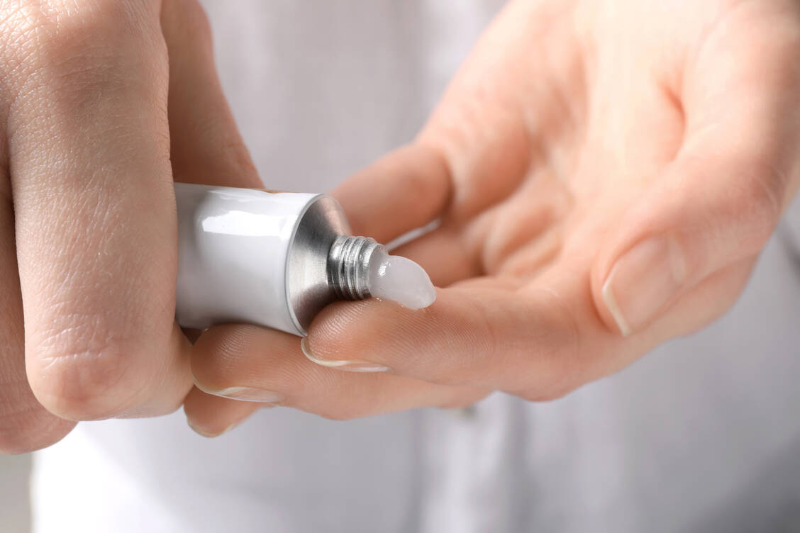 Mit einer Fingertip Unit – entspricht dem Salbenstrang, der das Endglied eines Fingers bedeckt – kann man eine Fläche von zwei Erwachsenenhänden behandeln. / Foto: Adobe Stock/New Africa