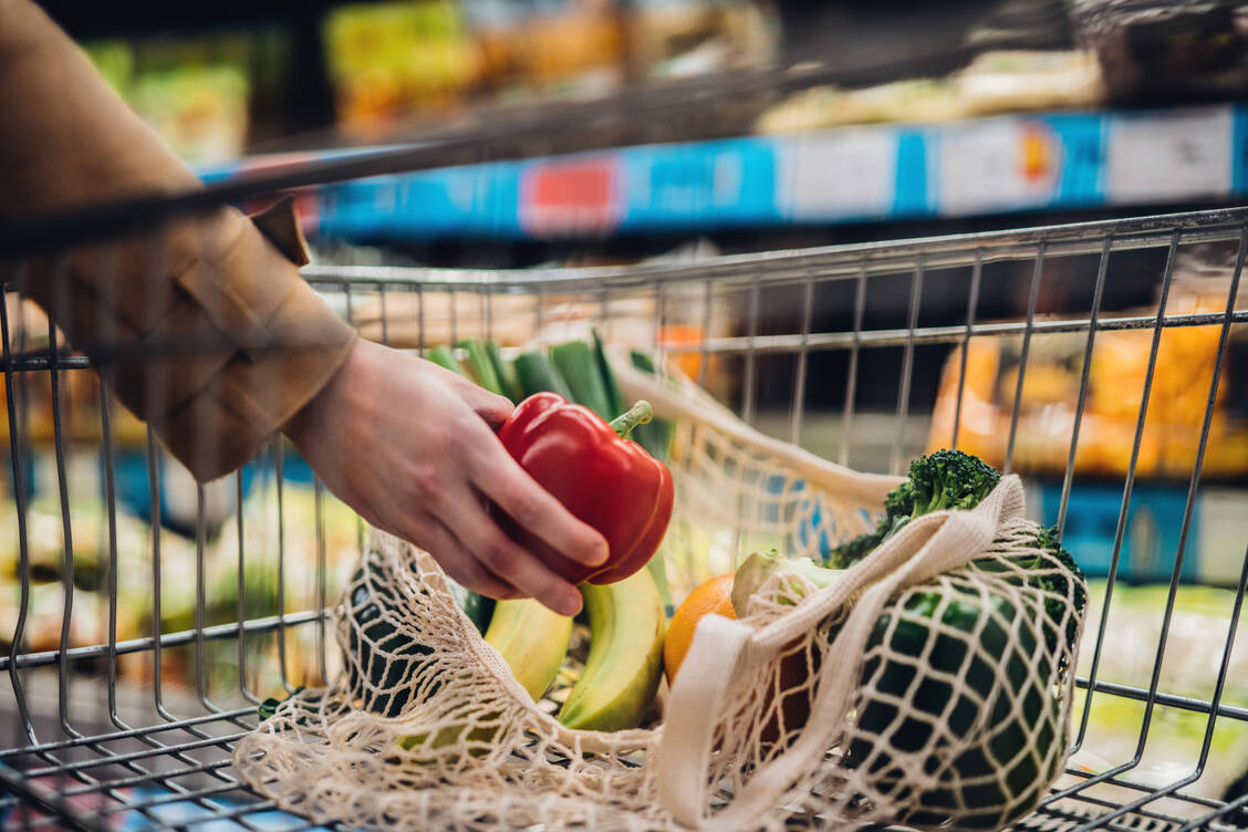 Von der Anbauweise, der Verpackung, der Herkunft bis hin zur Entsorgung: Möglichkeiten, seinen Einkauf und seine Ernährung nachhaltiger zu gestalten, gibt es viele. / Foto: Getty Images/Oscar Wong