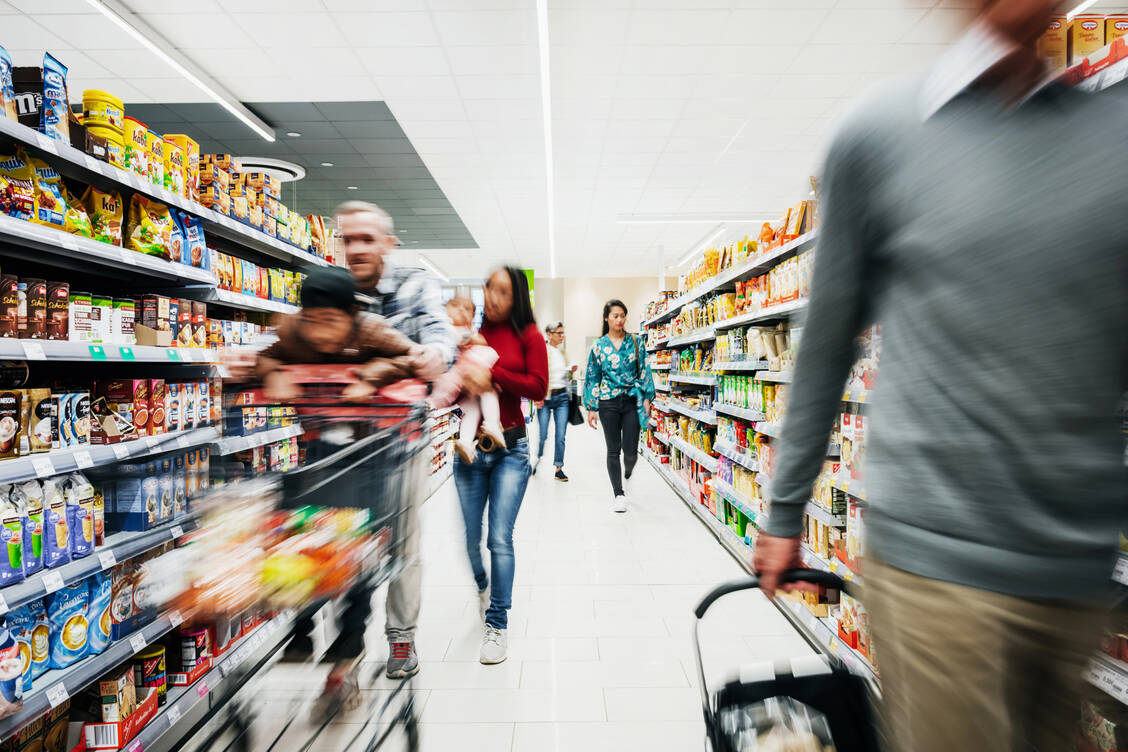 Der Einkauf im Supermarkt ist selten entspannt, besonders zur Rush-Hour. / Foto: Getty Images/Tom Werner