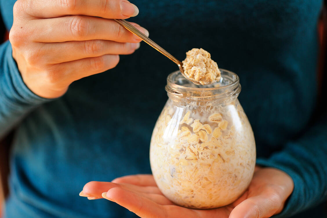 Egal ob als »Overnight Oats«, Porridge oder im Müsli: Haferflocken enthalten eine ganze Reihe gesunder Inhaltsstoffe. / Foto: Getty Images/AlexeyBorodin