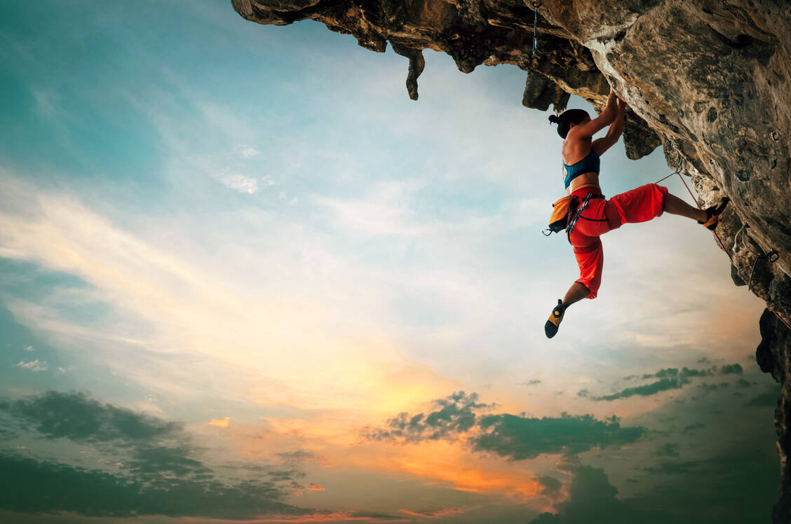 Auch wer weniger riskant unterwegs ist, sollte eine Outdoor-Apotheke im Gepäck haben.  / Foto: Adobe Stock/Soloviova Liudmyla