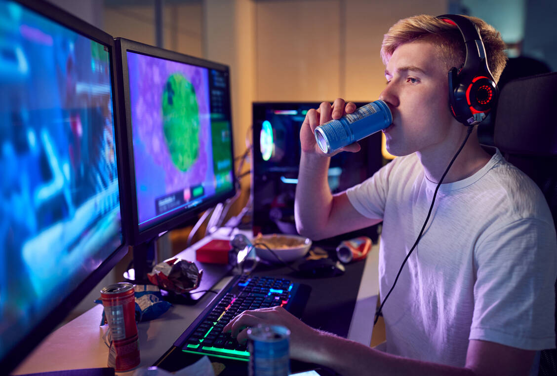 Viele jugendliche Gamer konsumieren regelmäßig Energydrinks, vor allem bei längeren Spielsessions, um Wachheit, Konzentration und Reaktionsgeschwindigkeit zu steigern. / © Getty Images/monkeybusinessimages