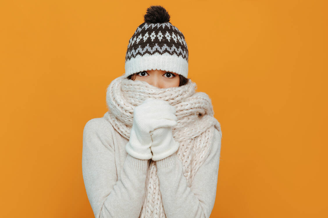 Warme Kleidung und ein Antihistaminikum schützen Patienten mit Kälteurtikaria im Winter vor Quaddeln und Juckreiz. / © Adobe Stock/PinkCoffee Studio