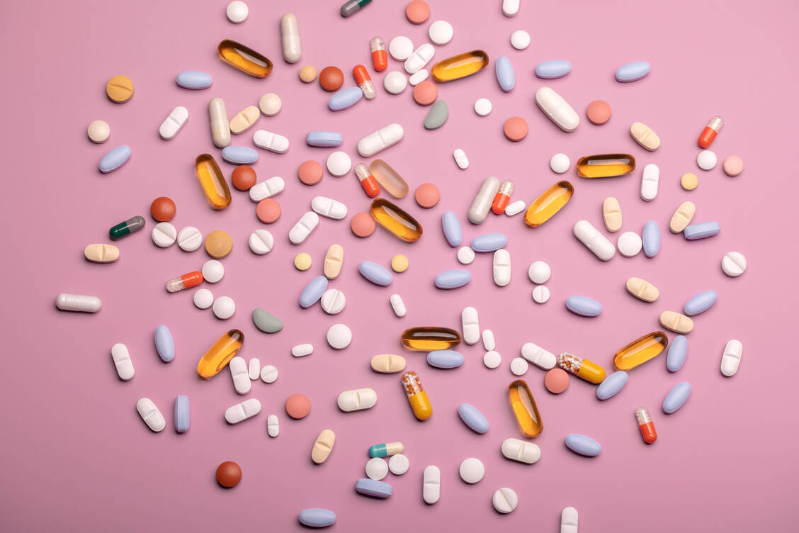 Ihr Erscheinungsbild ähnelt dem der Arzneimittel. Nahrungsergänzungsmittel sind in dosierter Form erhältlich, zum Beispiel als Tabletten oder Kapseln. / Foto: Getty Images/Yulia Reznikov