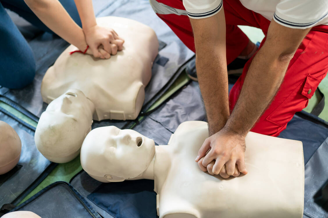 Schulungen stärken die Sicherheit bei einem tatsächlichen Notfall. / © Getty Images/Seksan Mongkhonkhamsao