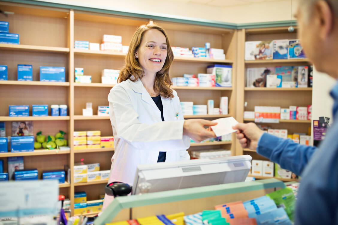PTA-Schülerinnen und -Schüler in Eisenhüttenstadt können im zweiten Ausbildungsjahr Praxiserfahrungen in der Apotheke sammeln und gleichzeitig Geld dazuverdienen. / Foto: Getty Images/alvarez