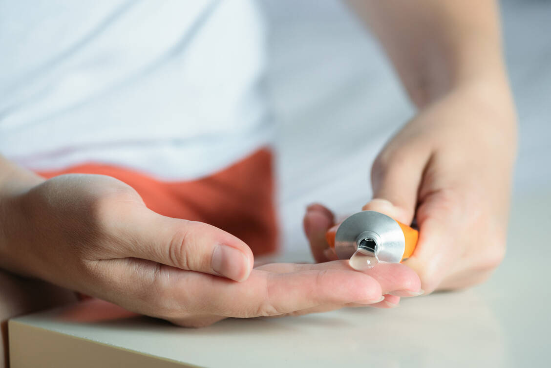 Ob Rückenschmerzen oder Sportverletzungen: Schmerzgele mit Diclofenac werden in Apotheken häufig nachgefragt. / Foto: Adobe Stock/Natali