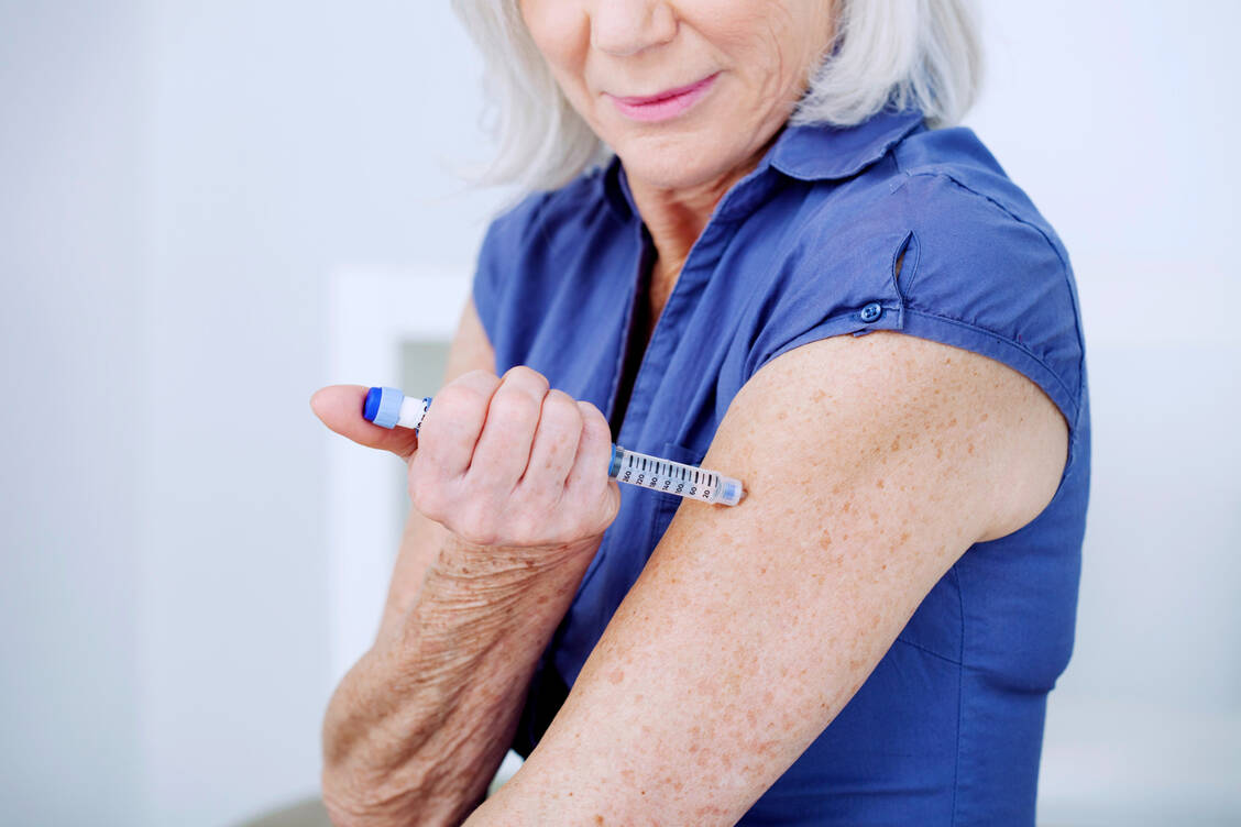 Typ-1-Diabetiker kommen nicht ohne das regelmäßige Zuführen von Insulin aus. Forschende beobachten nun, ob eine Stammzelltransplantation dies in Zukunft ändern könnte. / Foto: Adobe Stock/RFBSIP