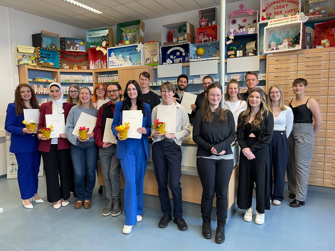 Die Chemnitzer PTA-Schülerinnen und -Schüler haben die Ausbildung erfolgreich gemeistert. / © PTA-Schule Chemnitz