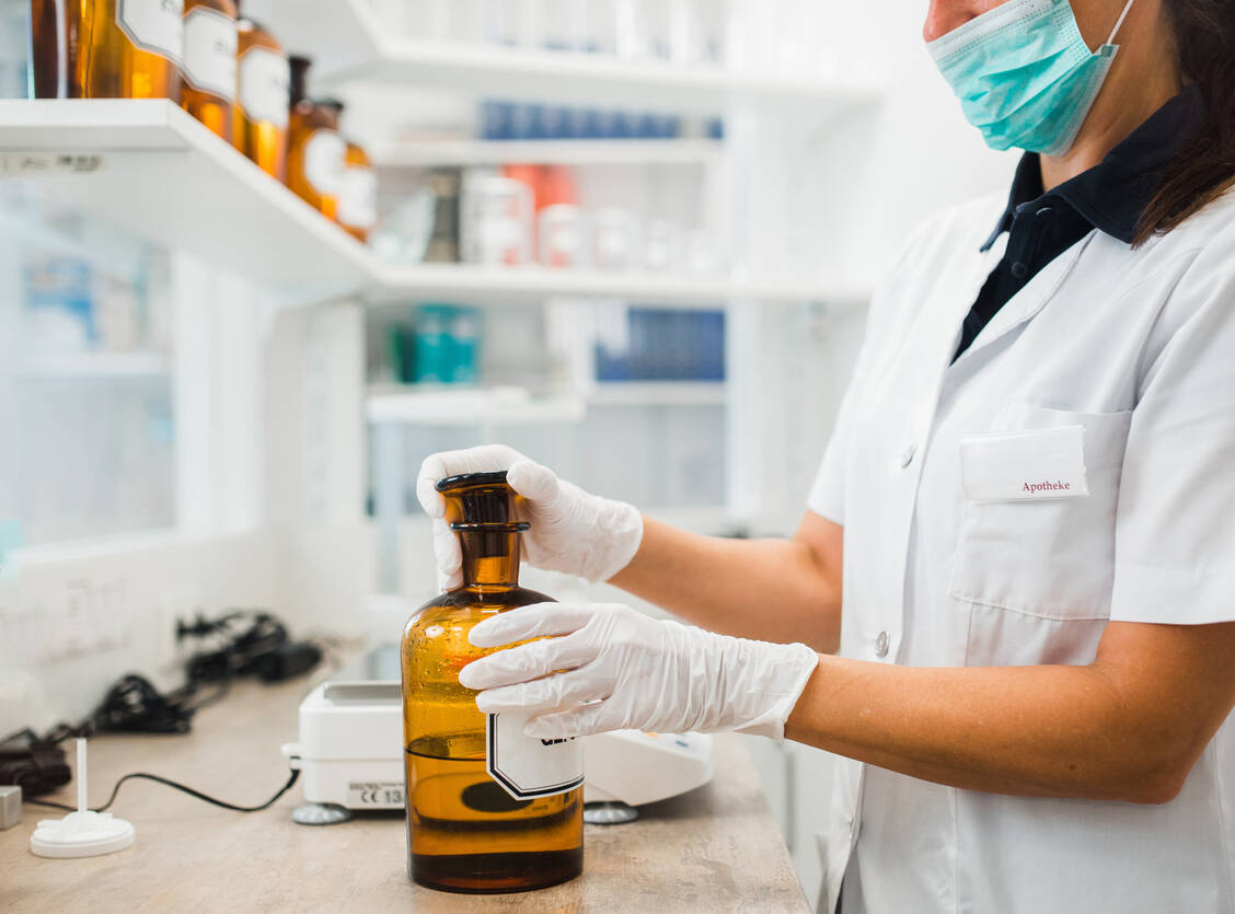 Die Prüfvorschriften und Rezepturhinweise von DAC/NRF erleichtern Apothekenmitarbeitern die Arbeit in Rezeptur und Labor. Dabei greifen immer mehr digital auf das Nachschlagewerk zu. / Foto: Adobe Stock/Mario