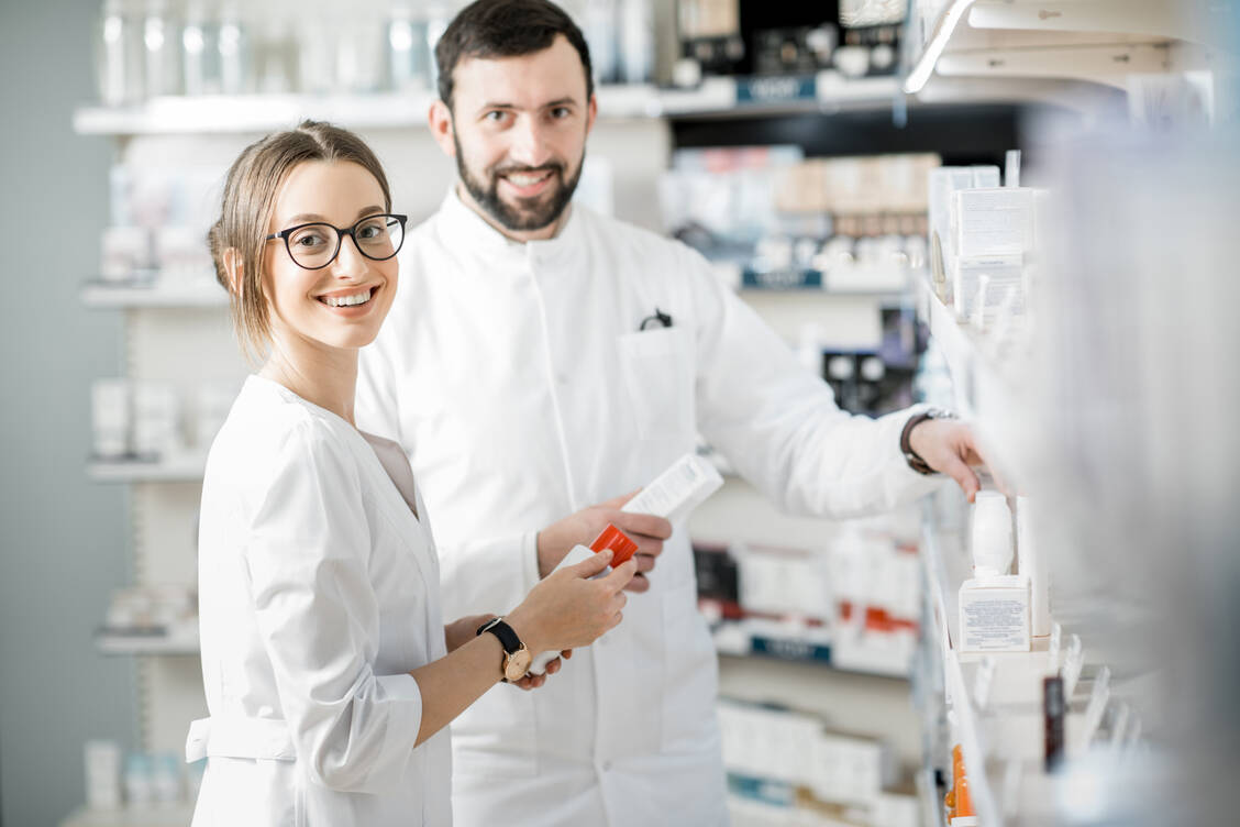 Die Landesapothekerkammer Baden-Württemberg will Jugendlichen die Apothekenberufe schmackhaft machen.  / Foto: Adobe Stock / rh2010
