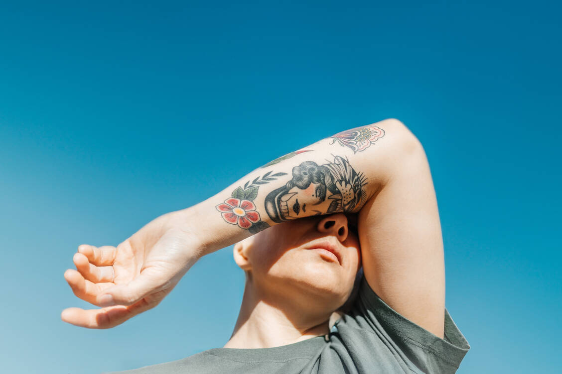 Für den Körper ist das Stechen eines Tattoos wie eine Wunde – und darauf reagiert er mit Entzündungsreaktionen.  / © Getty Images/Olga Pankova