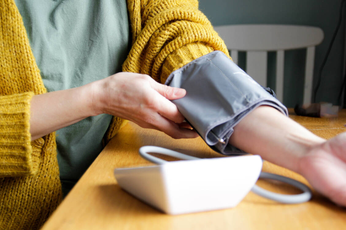 Wenn die blutdrucksenkende Therapie nicht zu wirken scheint, kann es – neben vielen anderen Gründen – auch an den selbst gemessenen Blutdruckwerten liegen. Diese können falsch sein, beispielsweise weil das Gerät defekt oder die Manschette zu klein ist oder die Messtechnik nicht stimmt. / Foto: Getty Images/Kinga Krzeminska