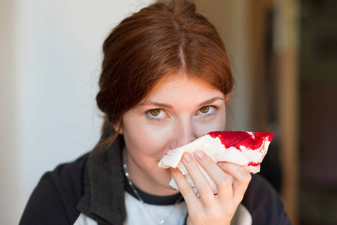 Nasenbluten sieht meist schlimmer aus als es ist. Mit den richtigen Maßnahmen lässt sich die Blutung schnell stoppen. / Foto: Getty Images/Westend61