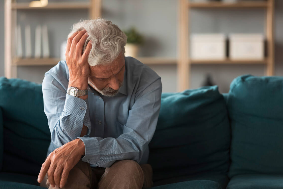 Vor allem immungeschwächte Personen haben ein höheres Long-Covid-Risiko nach einer Durchbruchsinfektion als Menschen ohne Einschränkungen im Immunsystem. / Foto: Shutterstock/fizkes