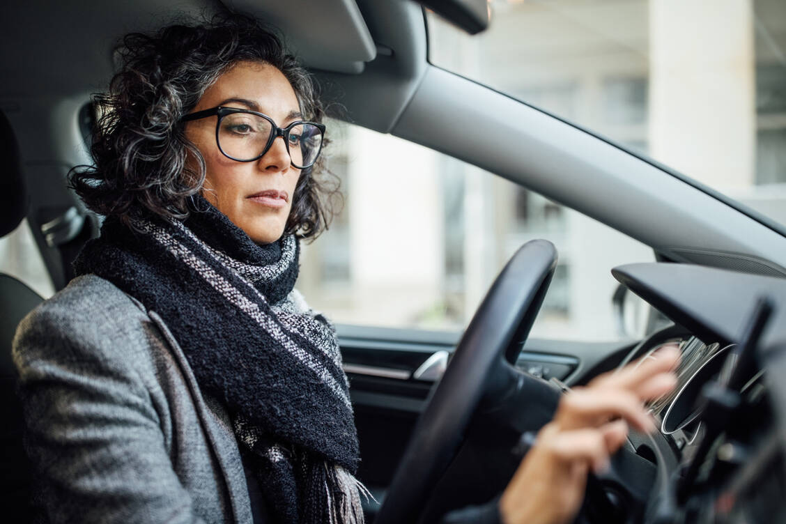 Autofahren ist oftmals trotz einer neurologischen Erkrankung möglich, es bedarf aber eines Gutachtens. / Foto: Getty Images/Luis Alvarez