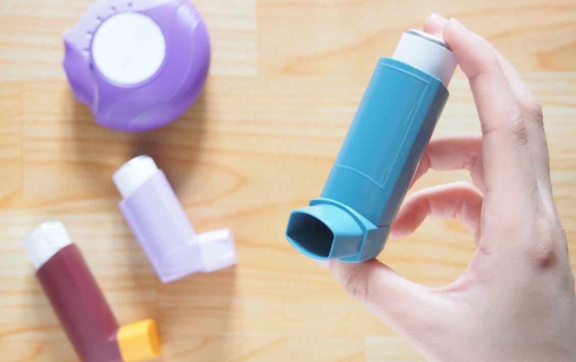 Die verschiedenen Inhalatortypen können Apotheken sich als Placebo/Dummy bestellen und die Inhalation daran erklären. / Foto: Adobe Stock/Orawan