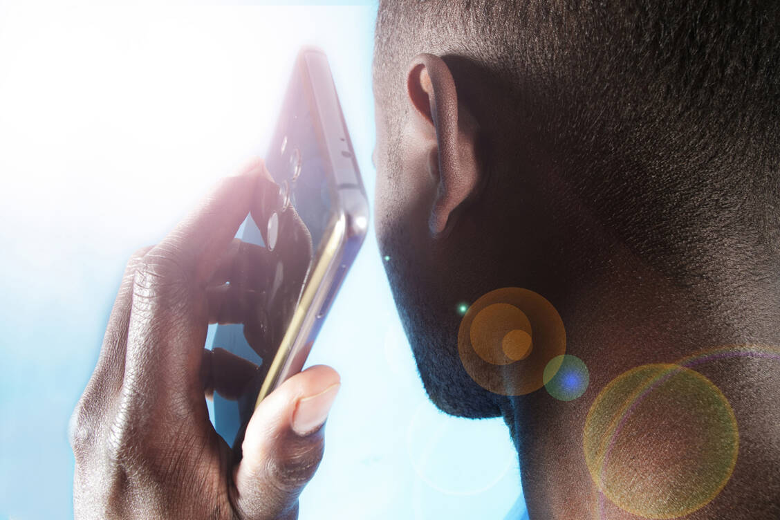 Häufig mit dem Handy zu telefonieren, könnte einen Bluthochdruck fördern. / Foto: Getty Images/Peter Cade