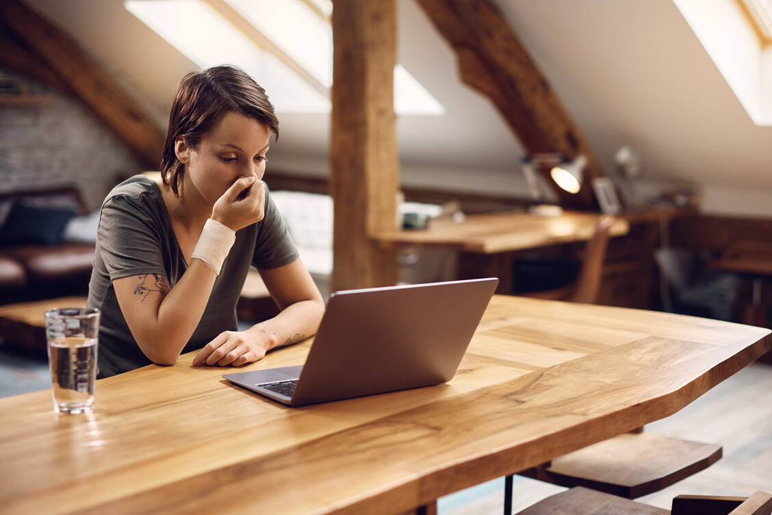 Das Internet ist Fluch und Segen – es kann zum einen dazu führen, in negativen Emotionen zu versinken, zum anderen aber auch einen einfachen Zugang zu Hilfsangeboten bieten. / © Getty Images/Drazen Zigic