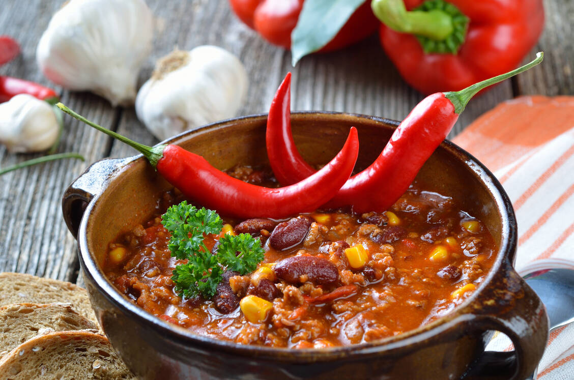 Etwas Scharfes zu essen, aktiviert Hitzerezeptoren und löst so eine Schmerzempfindung aus. / © Adobe Stock/kab-vision