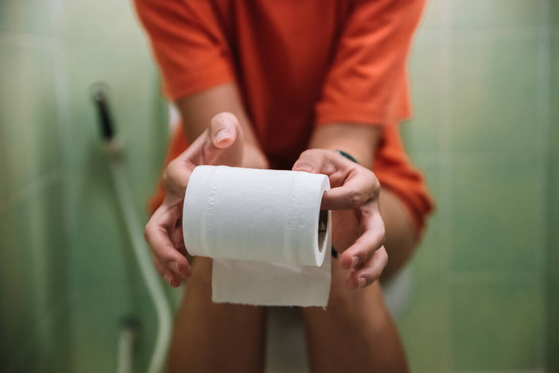 Nicht überall ist trockenes Toilettenpapier üblich. doch was ist denn nun die ideale Hygiene für den Po? Trocken wischen oder doch nass waschen? / © Getty Images/Antonio Hugo Photo