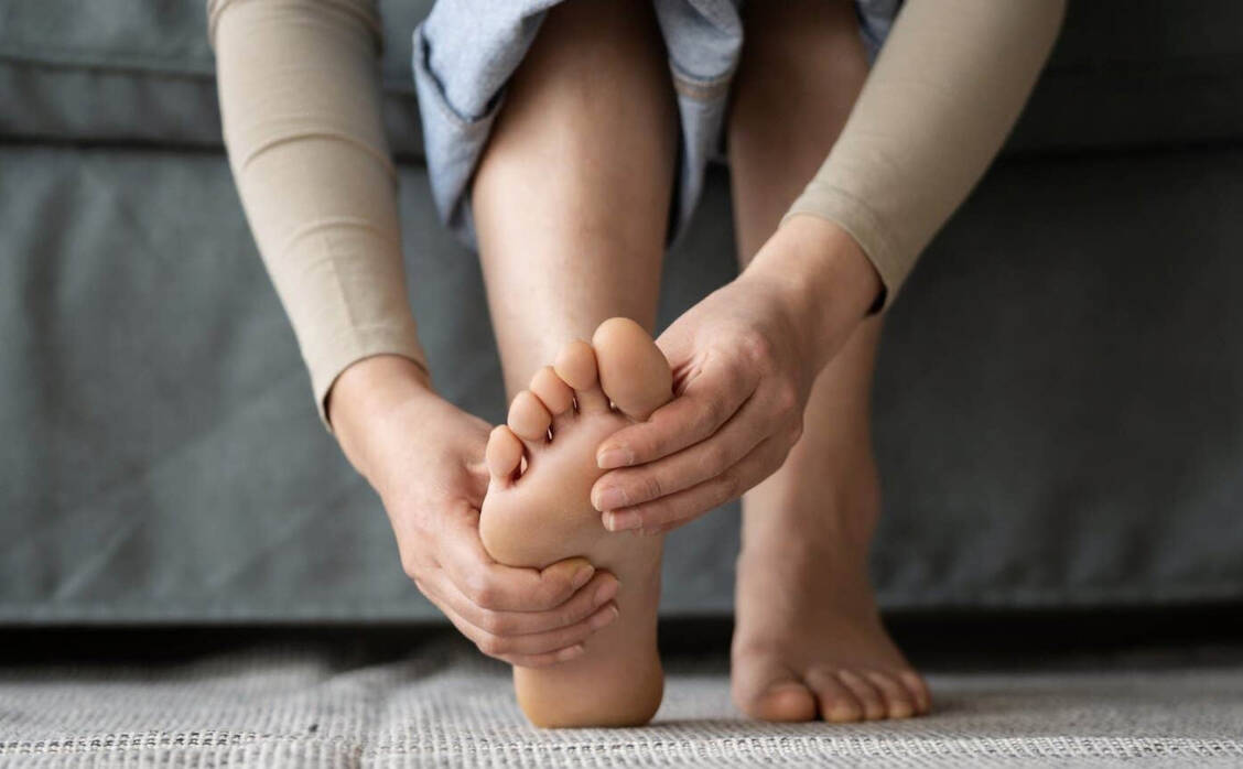 Kribbeln, Brennen oder Schmerzen: Polyneuropathien entstehen durch Schädigungen der peripheren Nerven.  / © Adobe Stock/KOLY