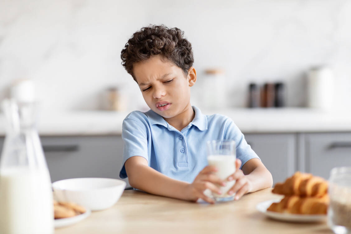 Nicht nur wählerisch: Bei der Essstörung ARFID besteht Ekel vor bestimmten Lebensmitteln oder Angst vor dem Essen. / © Adobe Stock/Prostock-studio