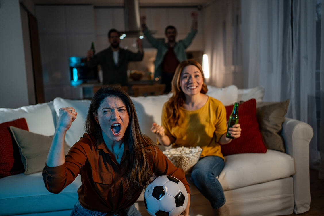 Beim nächtlichen Fußballschauen empfiehlt Schlafforscher Hans-Günter Weeß Zurückhaltung bei Kaffee, Alkohol und Essen. Schwere, fett- und kohlenhydratreiche Mahlzeiten könnten den Schlaf beeinträchtigen. / © Getty Images/Milan Markovic