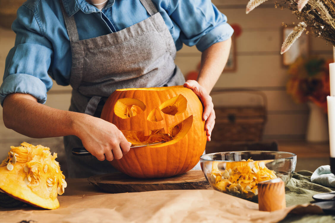 Besonders zu Halloween sieht man viele geschnitzte Kürbisse. / © Getty Images/evgenyatamanenko