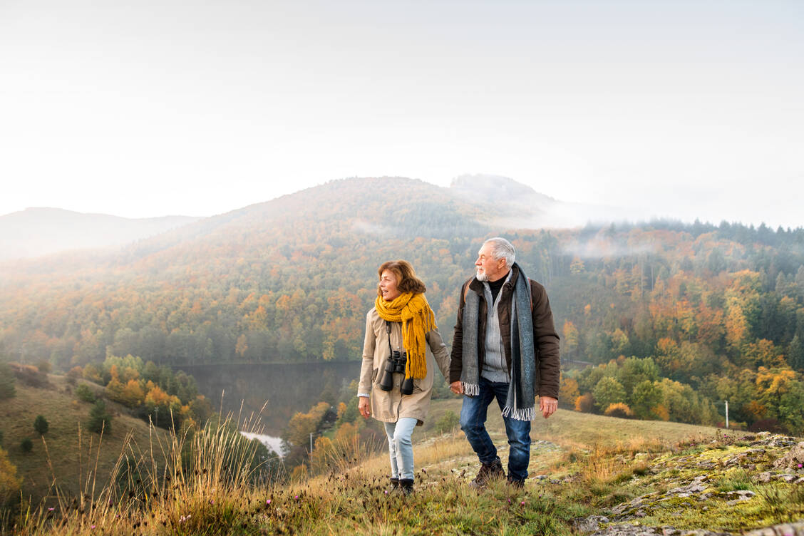 Leichte Bewegung statt Ruhe: Nach einem Bandscheibenvorfall sollen die Patienten schnellstmöglich mobilisiert werden und sich wohldosiert bewegen. / Foto: Getty Images/Halfpoint