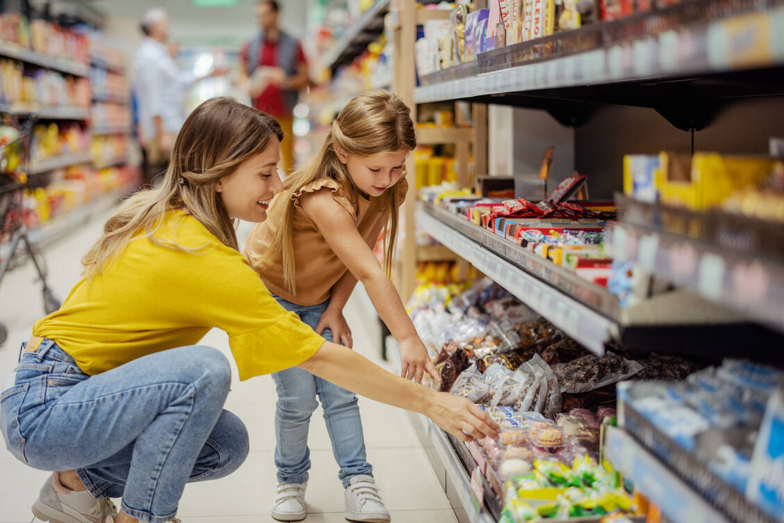 Genau das soll es sein: Mit bunter Aufmachung und Spielzeugbeigaben werden viele Lebensmittel gezielt für Kinder vermarktet. / Foto: Getty Images/PixelsEffect