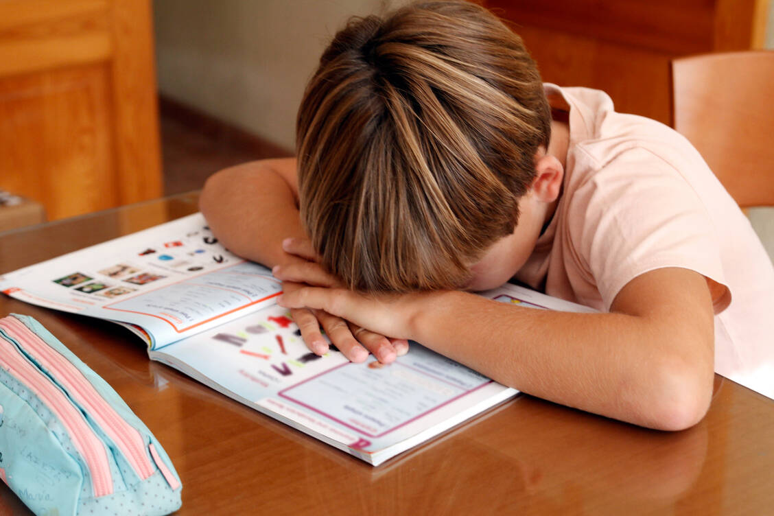 Ständige Müdigkeit und starker Durst sowie Gewichtsverlust können bei Kindern ein Zeichen eines Typ-1-Diabetes sein. / Foto: Getty Images/Isabel Pavia