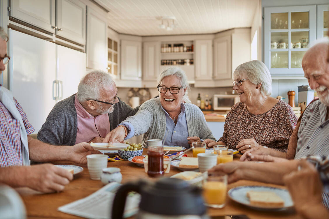 Neben der bedarfsgerechten Ernährung wirken sich auch andere Faktoren wie gemeinsames Essen auf den Ernährungsstatus aus. / Foto: Getty Images/Geber86