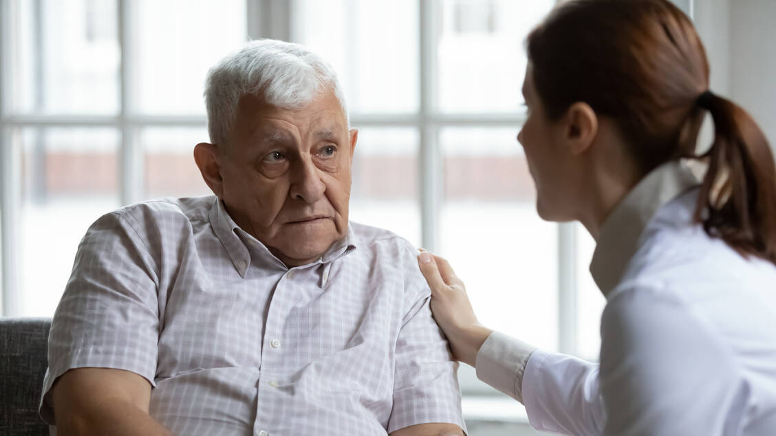 Es ist nicht einfach, sich Ängste einzugestehen und sie konkret zu benennen. Die PTA kann Patienten dabei mit Empathie zur Seite stehen.  / © Adobe Stock/fizkes