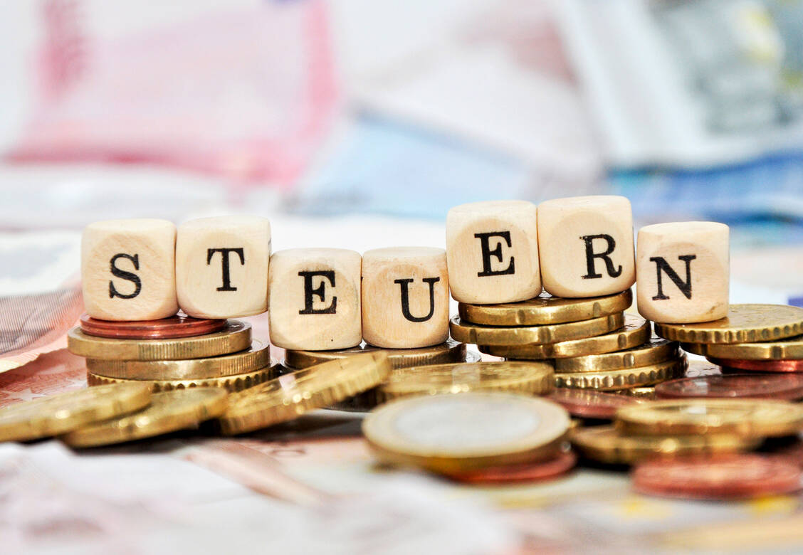 Beschäftigte mit der Steuerklasse V verlieren mehrere hundert Euro, falls sie Krankengeld, Arbeitslosengeld I oder Elterngeld beziehen. / Foto: Fotolia/Marco2811