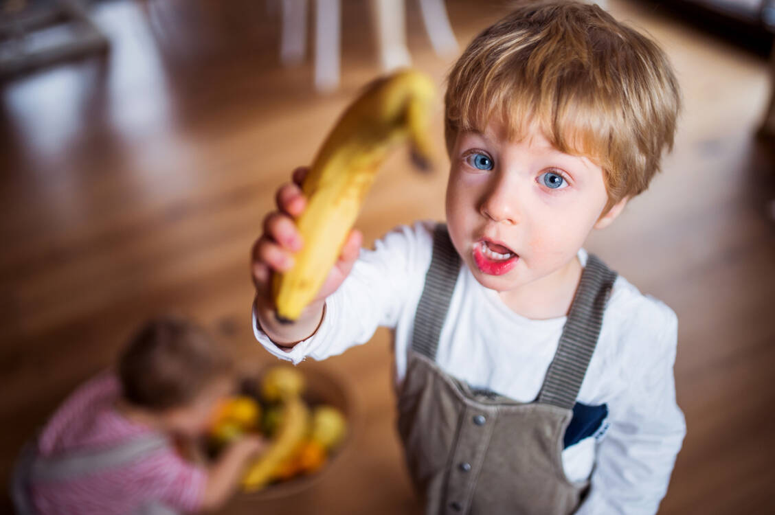 Wohl die bekannteste kaliumreiche Frucht: Die Banane, die botanisch gesehen – trotz ihrer Form und Größe – eine Beerenfrucht ist. / Foto: Getty Images/Halfpoint Images